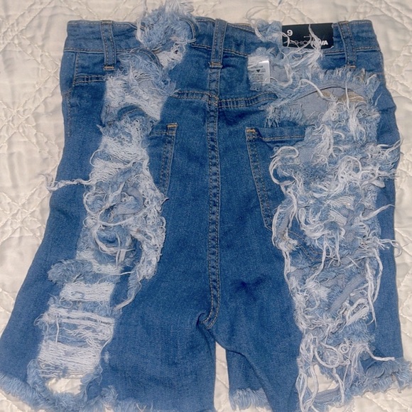 SHORTS - Picture 5 of 5